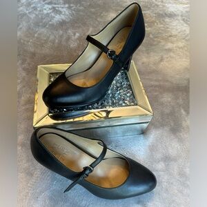 Description-Black rounded toe 
Brand-Naturalizer 
Size-Women’s 8.5